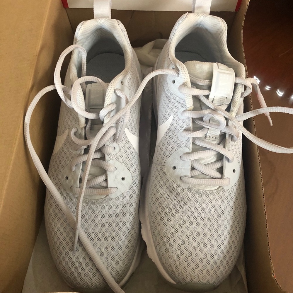 Nike Women’s Air Max Motion sneakers size 8